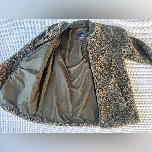 Abercrombie & Fitch Sherpa Full-Zip Oversized Bomber - Picture 4 of 16